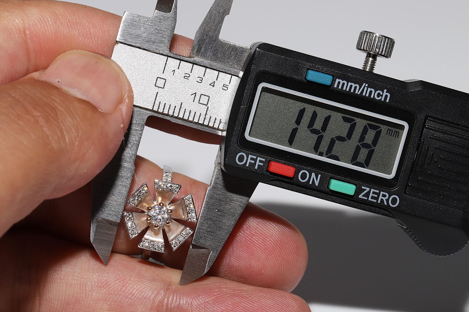 Jolie bague en or 18k ornée de diamants naturels en vente 4