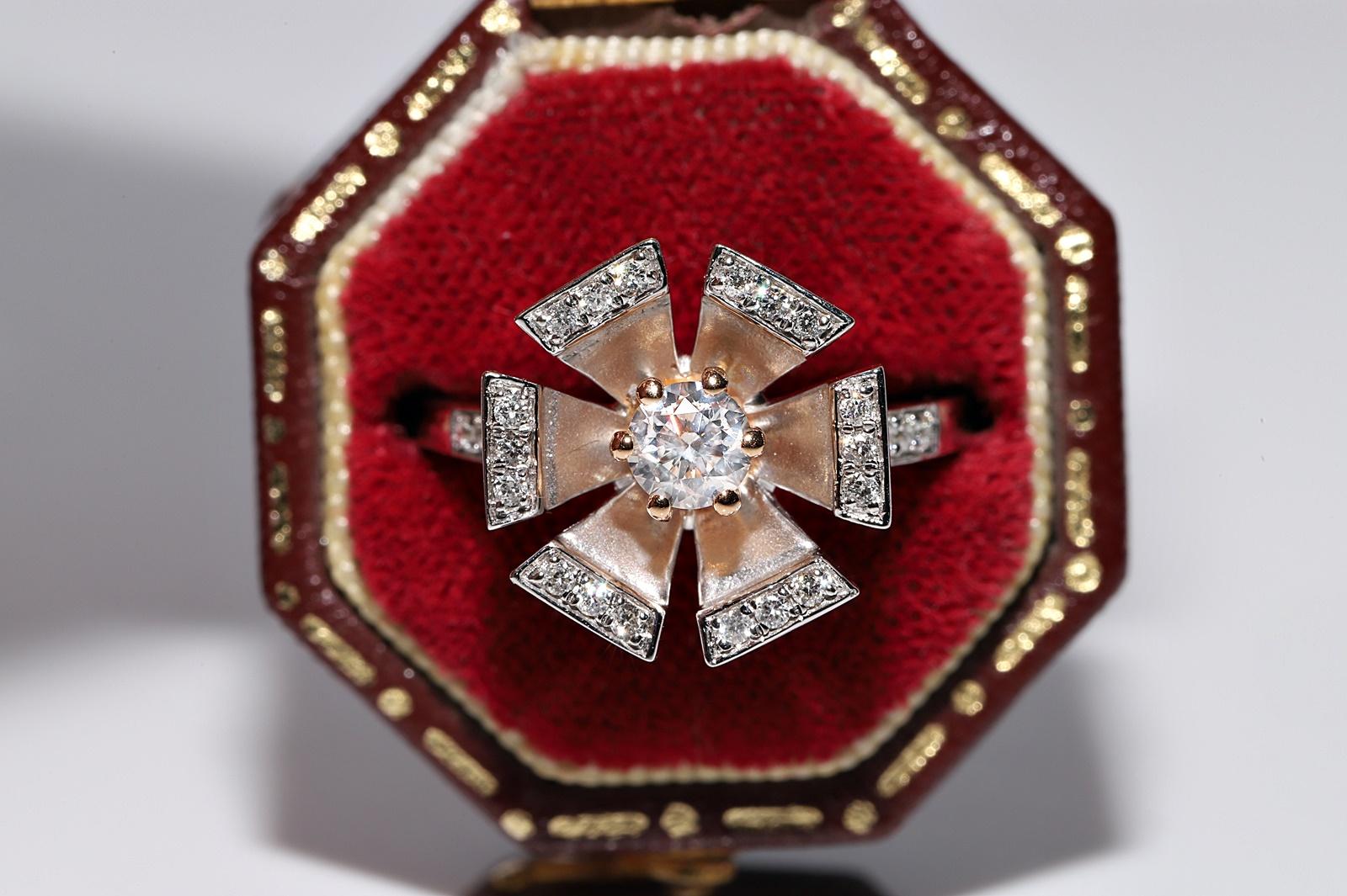 En très bon état.
Le poids total est de 4.9 grammes.
Au total, un diamant de 0,40 ct.
Le diamant est de couleur H et de pureté vs-s1.
La taille de la bague est de 6,5
Nous pouvons fabriquer n'importe quelle taille.
La boîte n'est pas