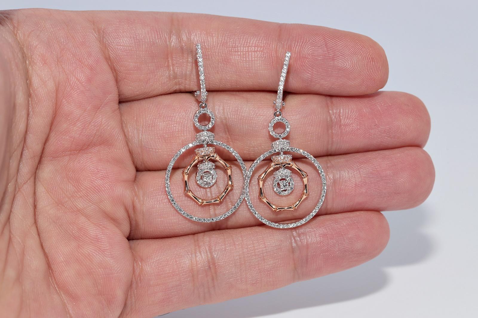 Boucles d'oreilles pendantes en or 18 carats ornées de diamants naturels de forme ronde en vente 4