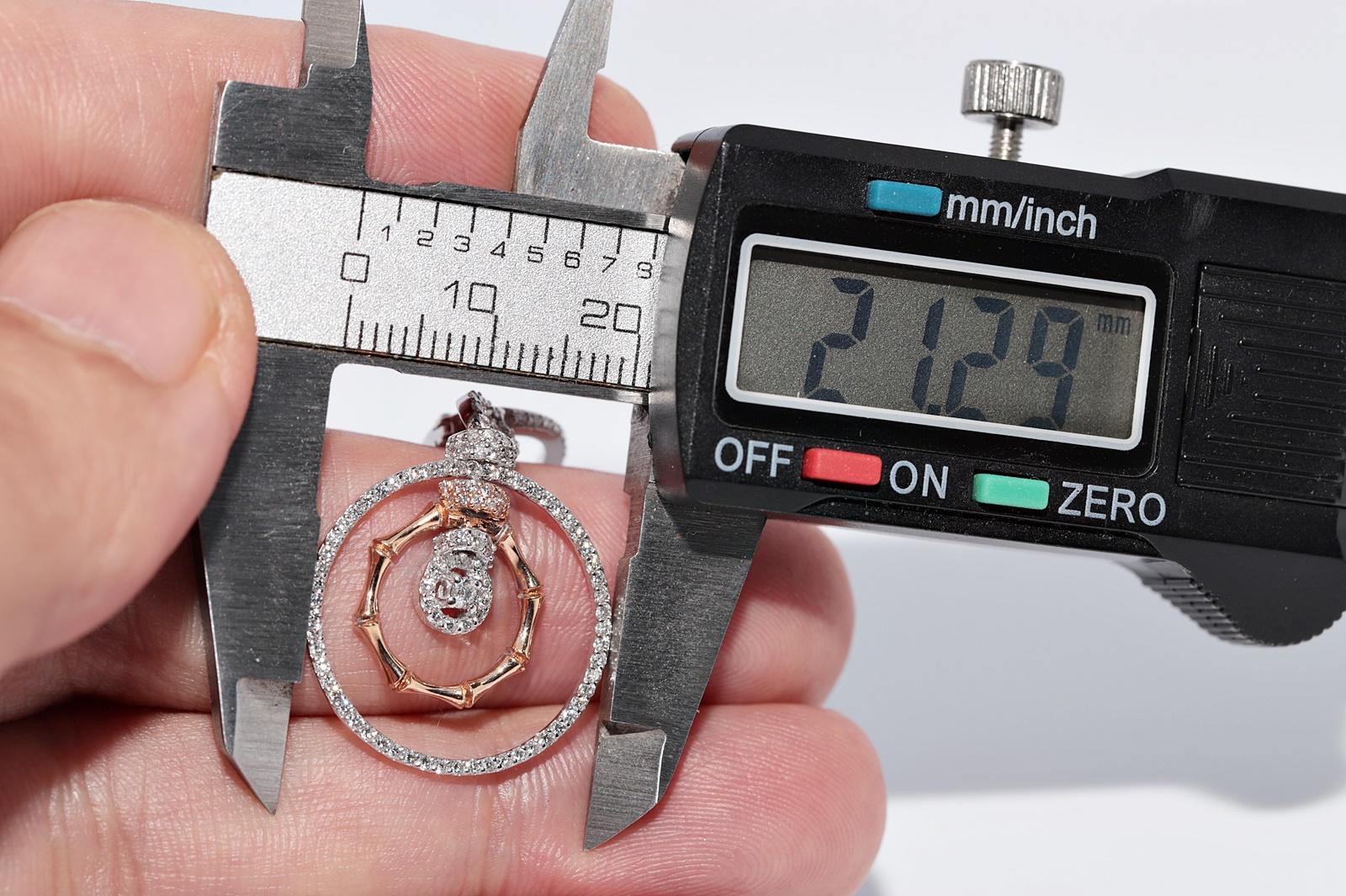 Boucles d'oreilles pendantes en or 18 carats ornées de diamants naturels de forme ronde en vente 5