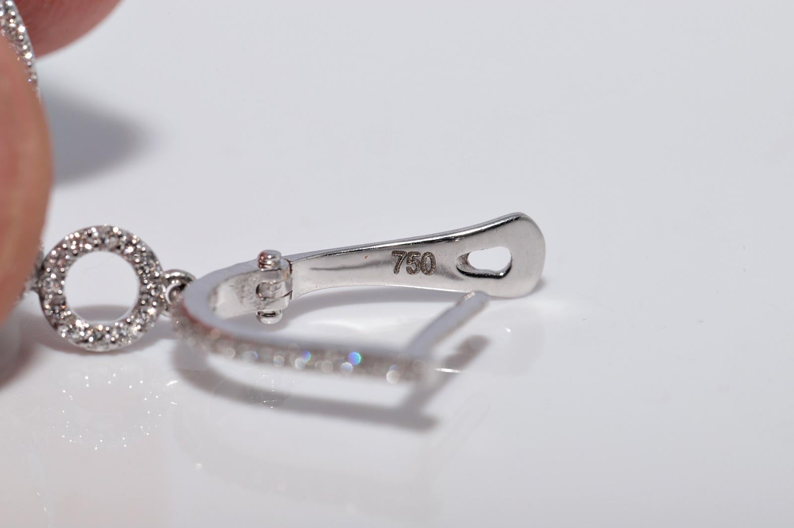 Boucles d'oreilles pendantes en or 18 carats ornées de diamants naturels de forme ronde en vente 6