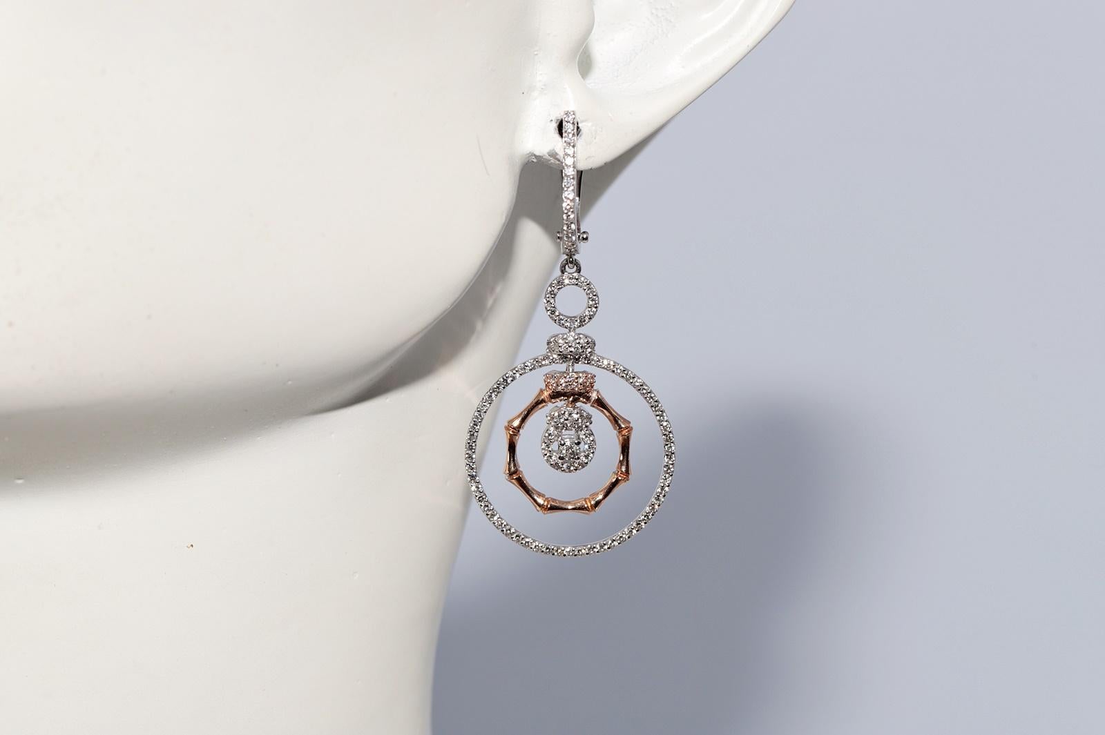 Boucles d'oreilles pendantes en or 18 carats ornées de diamants naturels de forme ronde en vente 7
