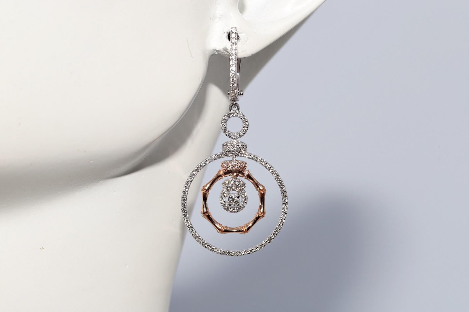 Boucles d'oreilles pendantes en or 18 carats ornées de diamants naturels de forme ronde en vente 9
