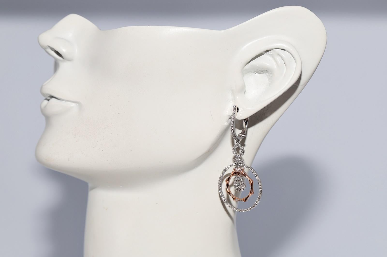 Boucles d'oreilles pendantes en or 18 carats ornées de diamants naturels de forme ronde en vente 10