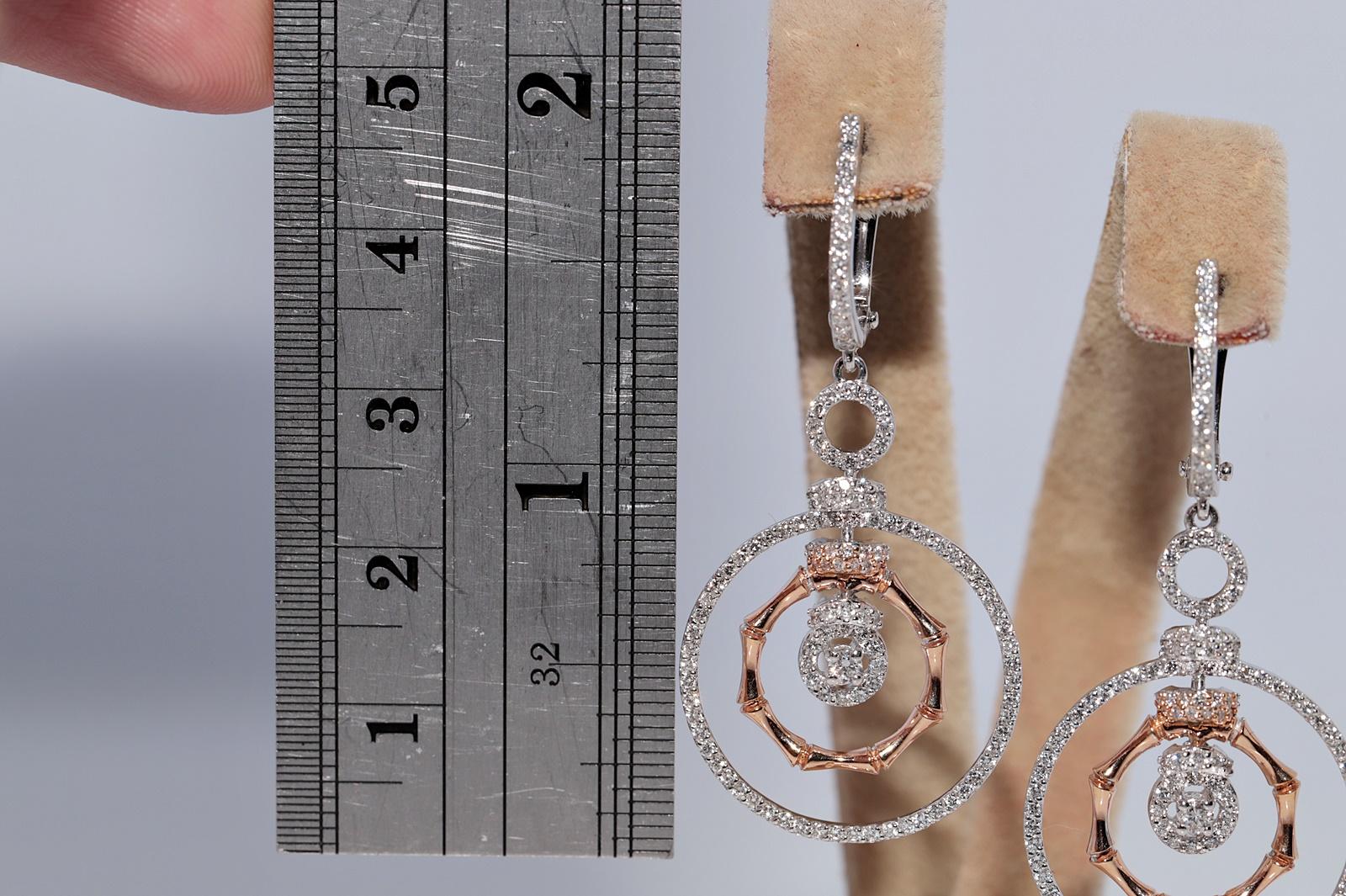 Moderne Boucles d'oreilles pendantes en or 18 carats ornées de diamants naturels de forme ronde en vente