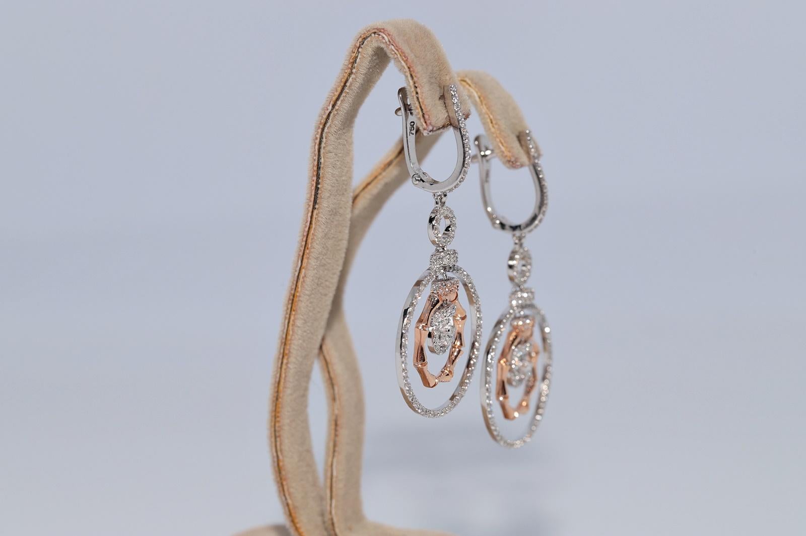 Taille brillant Boucles d'oreilles pendantes en or 18 carats ornées de diamants naturels de forme ronde en vente