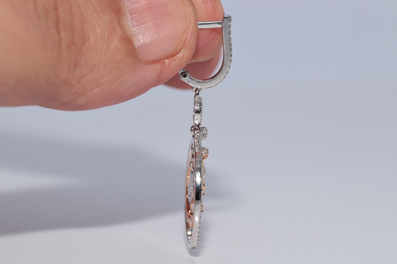 Boucles d'oreilles pendantes en or 18 carats ornées de diamants naturels de forme ronde en vente 1