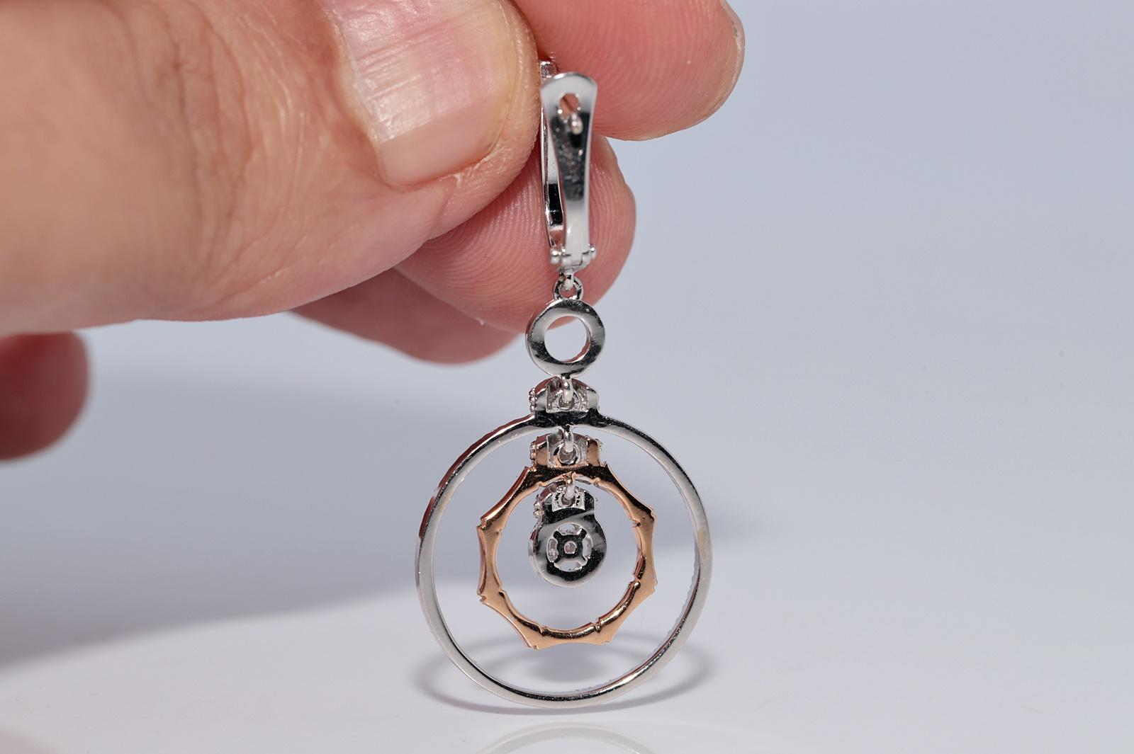 Boucles d'oreilles pendantes en or 18 carats ornées de diamants naturels de forme ronde en vente 2