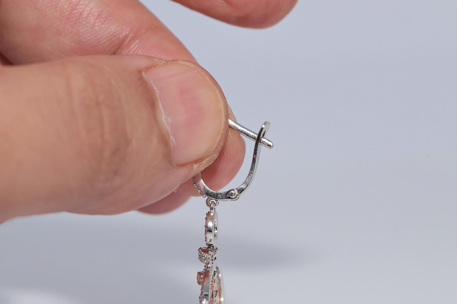 Boucles d'oreilles pendantes en or 18 carats ornées de diamants naturels de forme ronde en vente 3