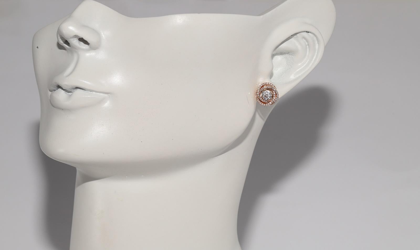 Boucle d'oreille en or 18k ornée de diamants naturels de forme ronde en vente 5