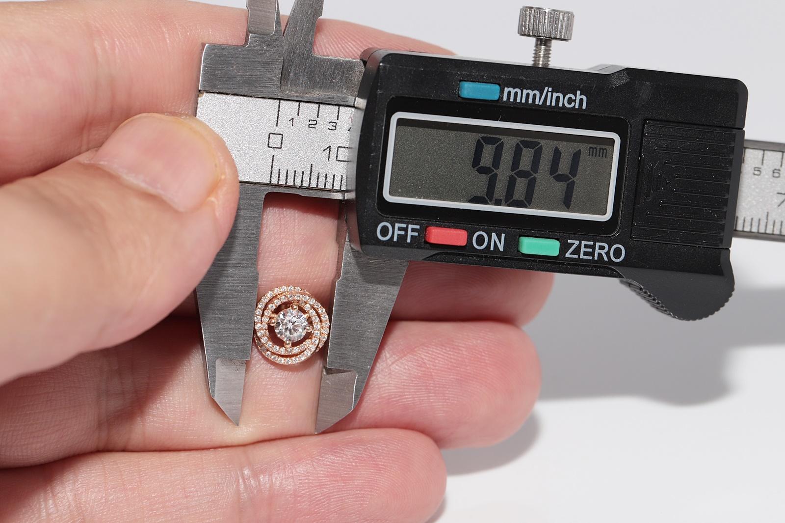 Boucle d'oreille en or 18k ornée de diamants naturels de forme ronde en vente 7