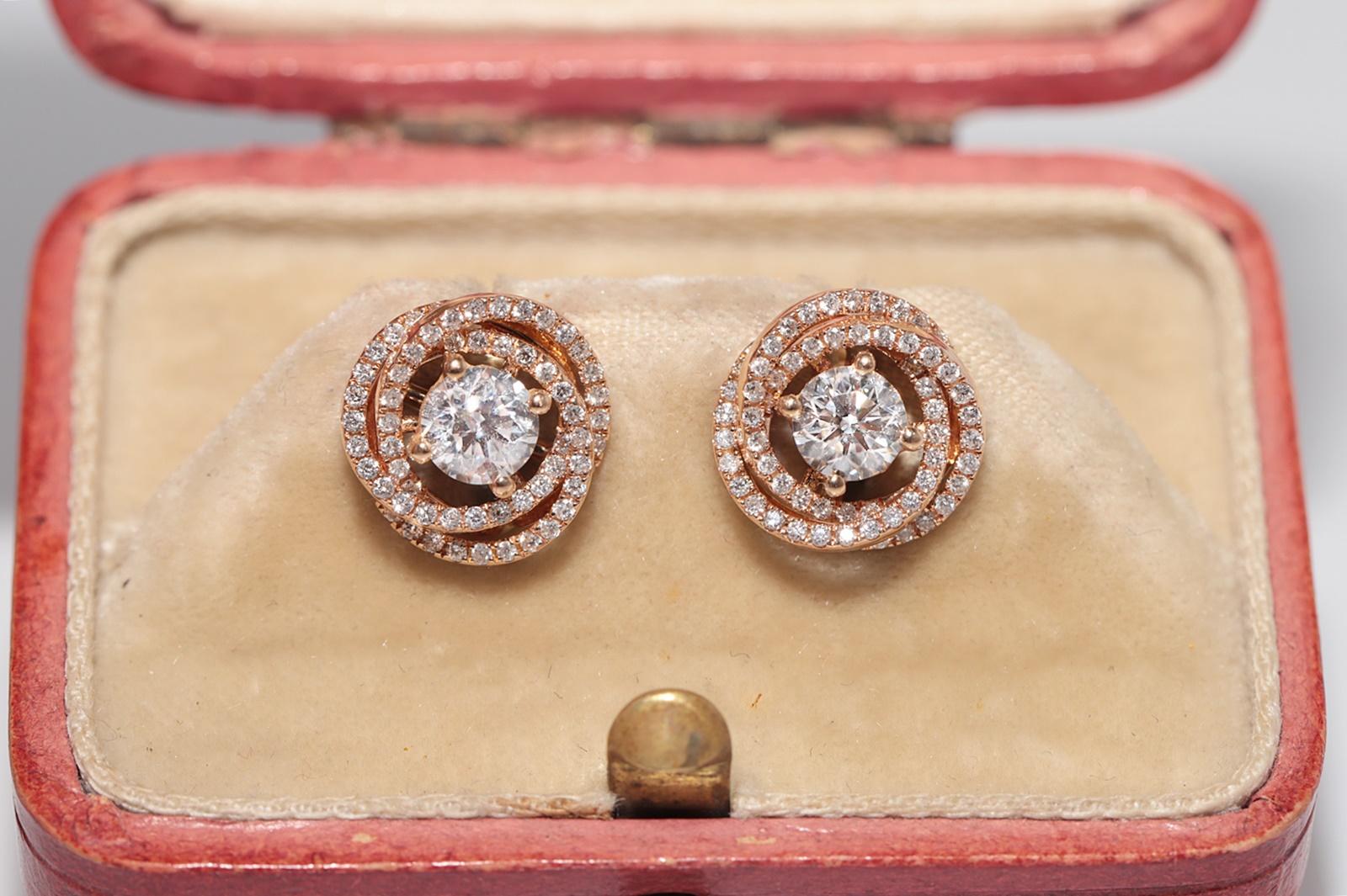 En très bon état.
Le poids total est de 2.6 grammes.
Au total, un diamant de 1,15 ct.
Le diamant est de couleur G-H et de pureté vvs-vs.
La boîte n'est pas incluse.
N'hésitez pas à nous contacter pour toute question.