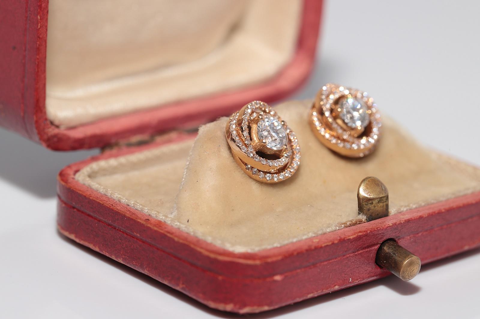 18 Karat Gold Natürlicher Diamant-Ohrstecker im runden Stil, dekoriert (Moderne) im Angebot