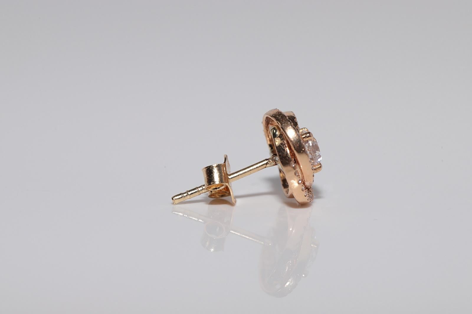 Boucle d'oreille en or 18k ornée de diamants naturels de forme ronde en vente 1