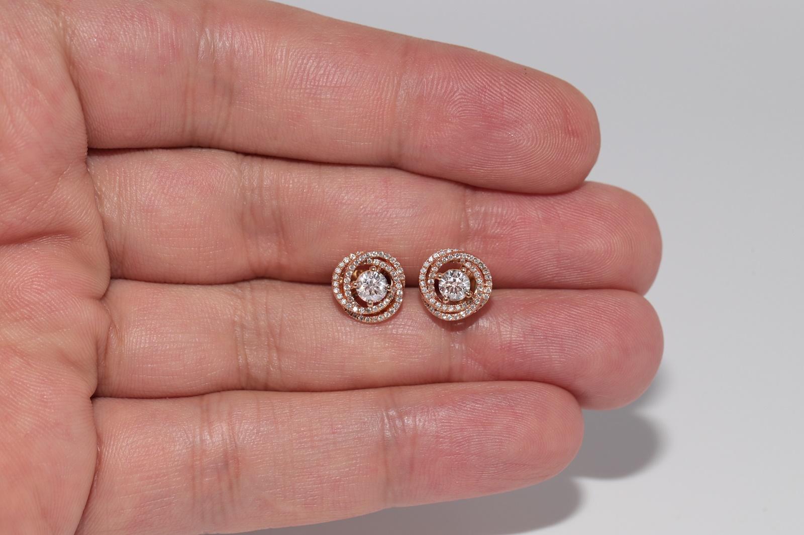 Boucle d'oreille en or 18k ornée de diamants naturels de forme ronde en vente 2