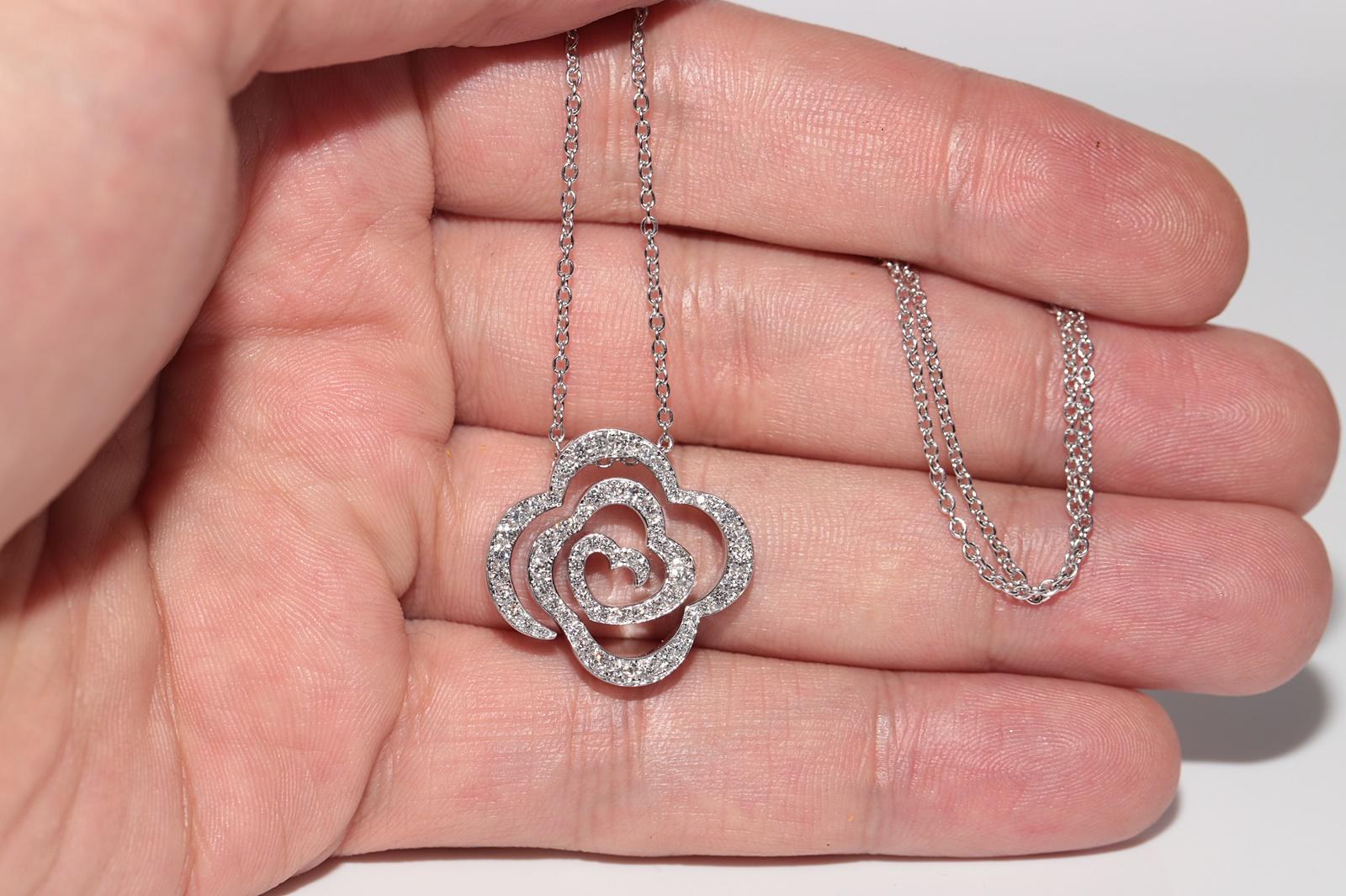 18k Gold Natural Diamond Heart Style Natural Diamond Decorated Pendant Necklace For Sale 3