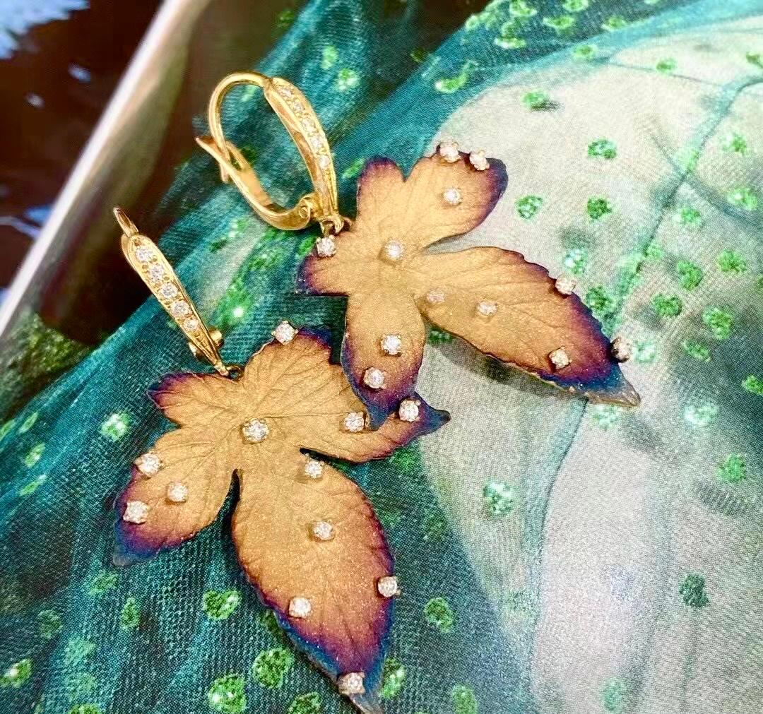 Taglio rotondo Orecchini a pendente con diamanti naturali in oro 18K in vendita