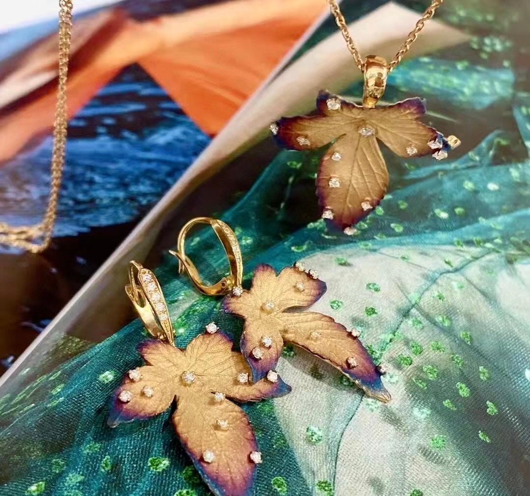 Orecchini a pendente con diamanti naturali in oro 18K In condizioni Nuovo in vendita a Kowloon, HK