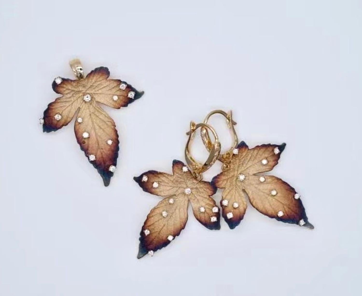 Orecchini a pendente con diamanti naturali in oro 18K in vendita 1