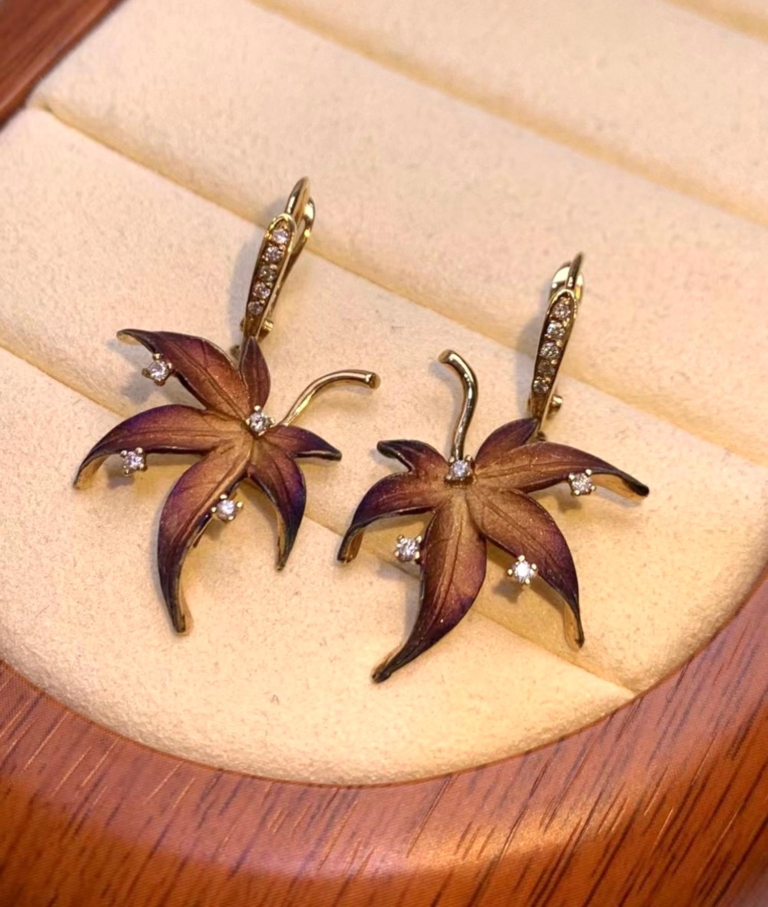 Orecchini a pendente con diamanti naturali in oro 18K in vendita 3