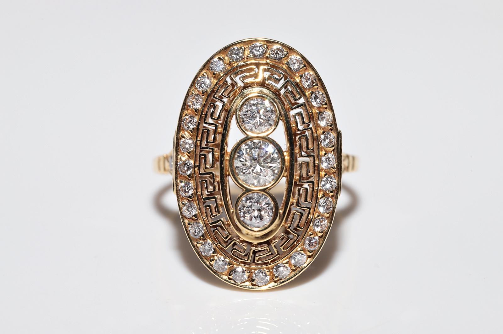 Modern 18k Gold Natural Diamond Natural Diamond Decorated Oval Style Ring For Sale