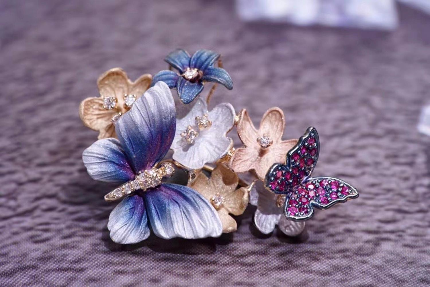 18K Gold Natural Diamond & Ruby 'Butterfly Garden' Pendant Necklace

26 Rubies - 0.28 CT
17 Diamonds - 0.192 CT
18K Gold - 7.95 GM

Highly customizable.
Colored with special gold powder.
Jewelry Designer brand from Hong Kong.