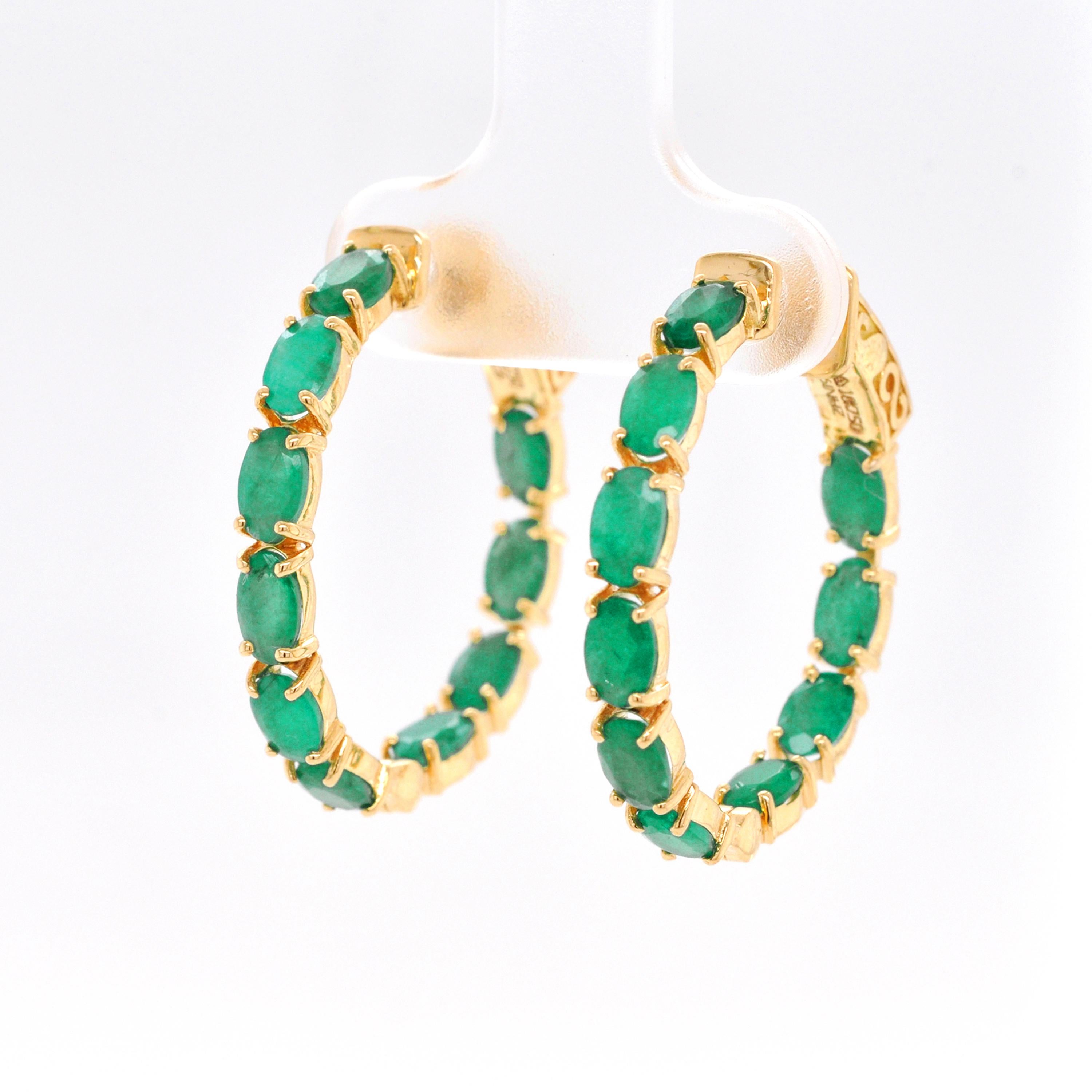 18K Gold Natural Emerald 5x3 MM Oval Classic Hoop Earrings In New Condition For Sale In Jaipur, Rajasthan