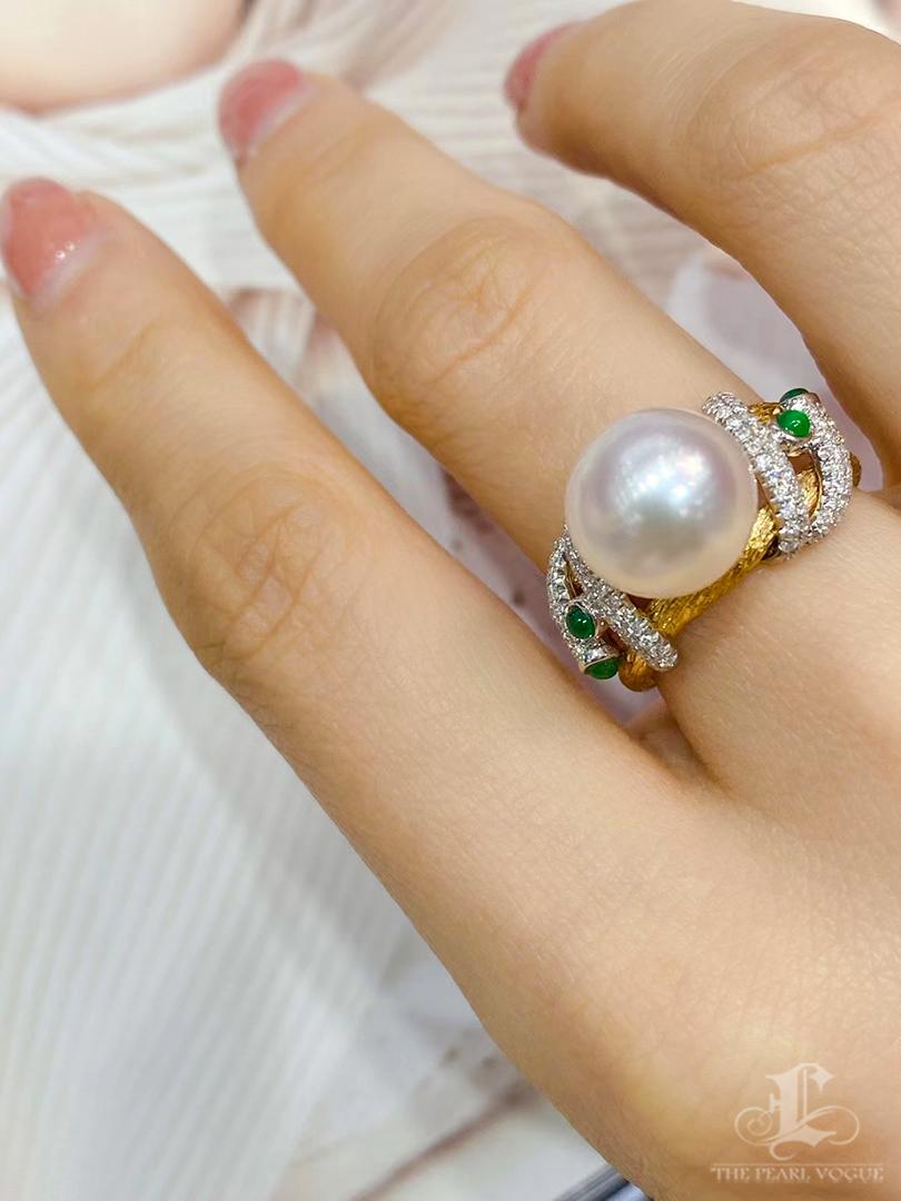 Crown Radiance】Emerald Orbit Aurora Südsee Perlen Ring in gebürstetem 18K Gold (Ungeschliffen) im Angebot
