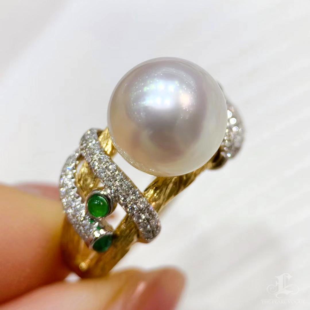 Crown Radiance】Emerald Orbit Aurora Südsee Perlen Ring in gebürstetem 18K Gold im Zustand „Neu“ im Angebot in New York, NY
