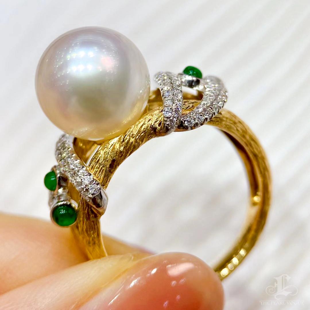 Crown Radiance】Emerald Orbit Aurora Südsee Perlen Ring in gebürstetem 18K Gold Damen im Angebot