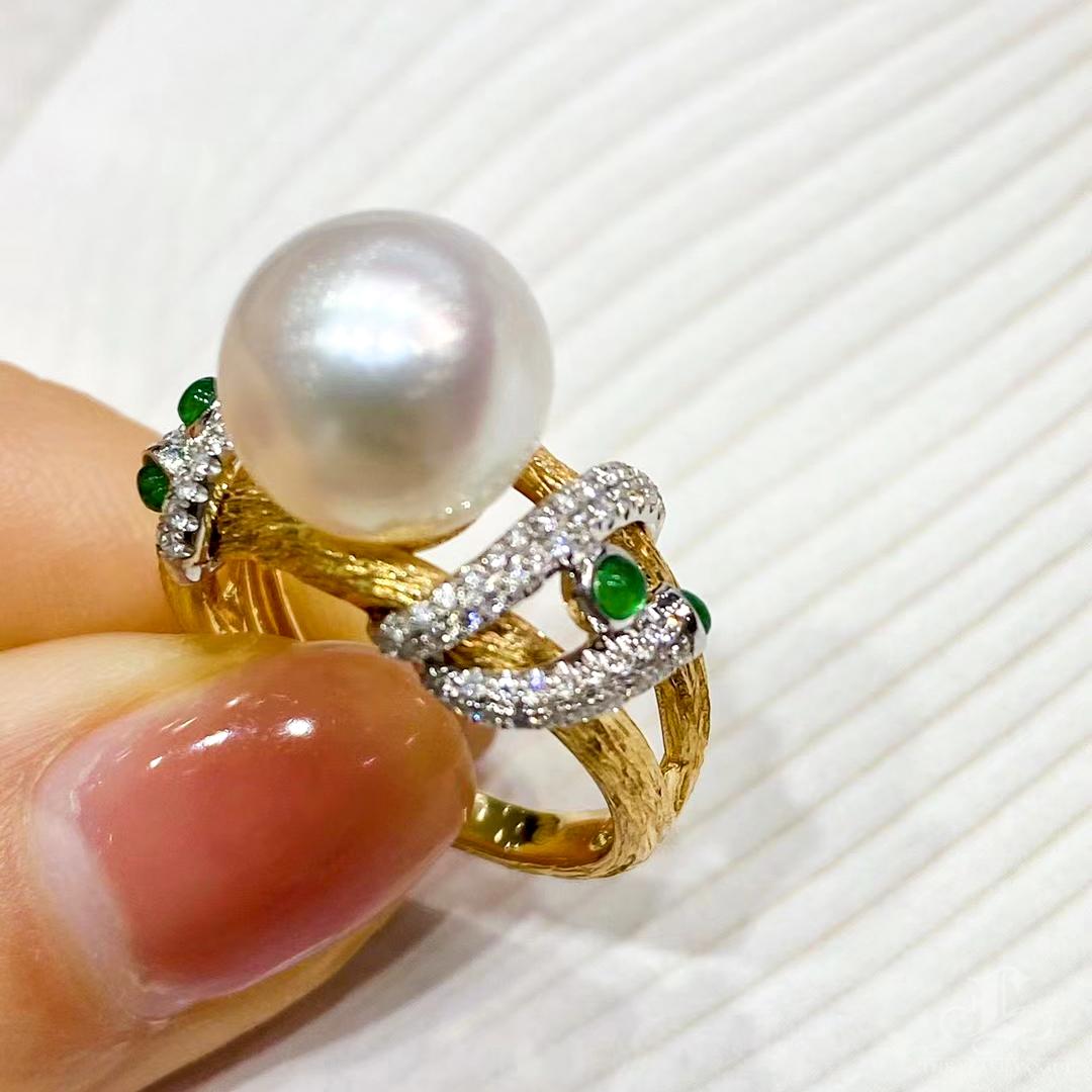 Crown Radiance】Emerald Orbit Aurora Südsee Perlen Ring in gebürstetem 18K Gold im Angebot 1