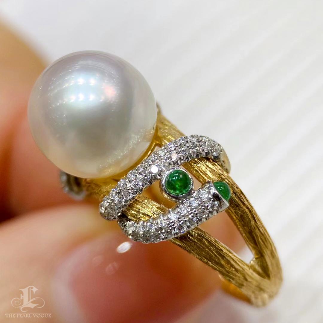 Crown Radiance】Emerald Orbit Aurora Südsee Perlen Ring in gebürstetem 18K Gold im Angebot 2