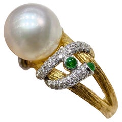 Bague en or brossé 18 carats ornée d'une perle des mers du Sud Aurora en orbite d'émeraude