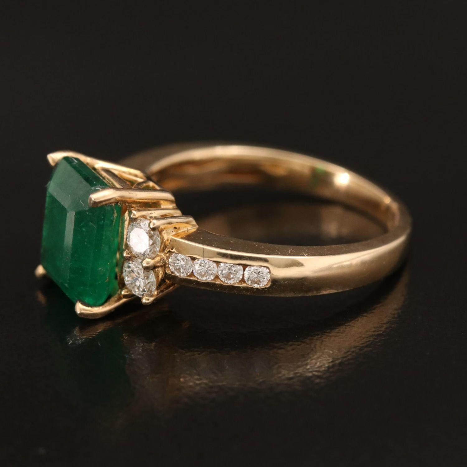 Im Angebot: 18 Karat Gold Natürlicher Smaragd Verlobungsring, Art Deco Smaragd Statement-Ring () 2