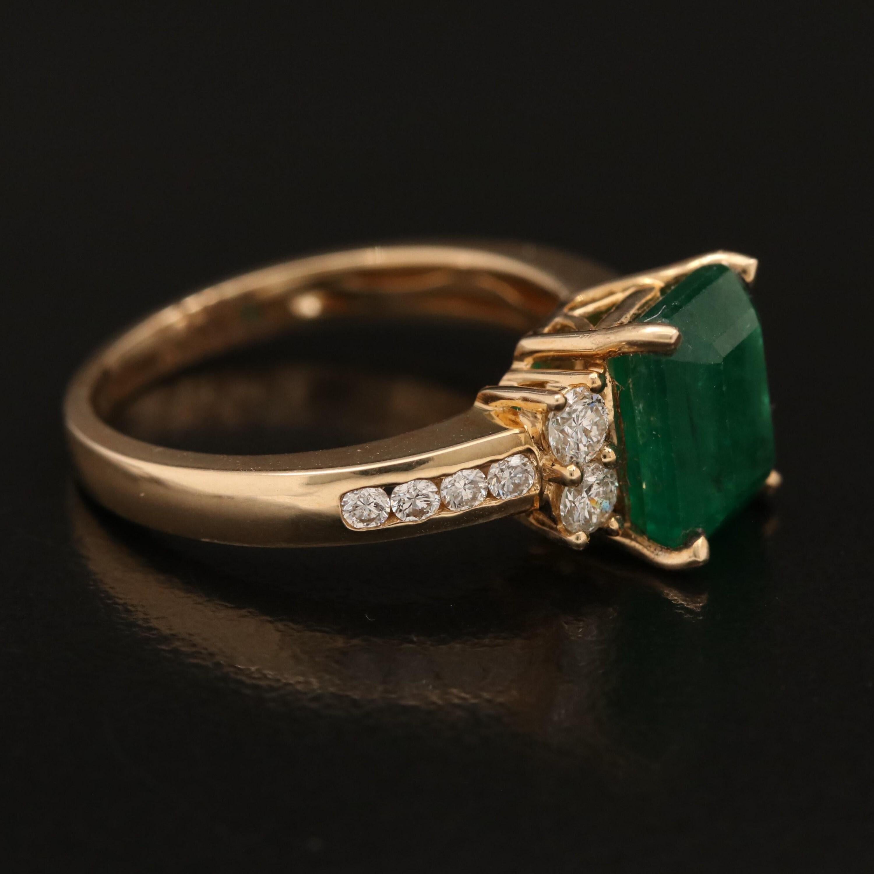 Im Angebot: 18 Karat Gold Natürlicher Smaragd Verlobungsring, Art Deco Smaragd Statement-Ring () 3