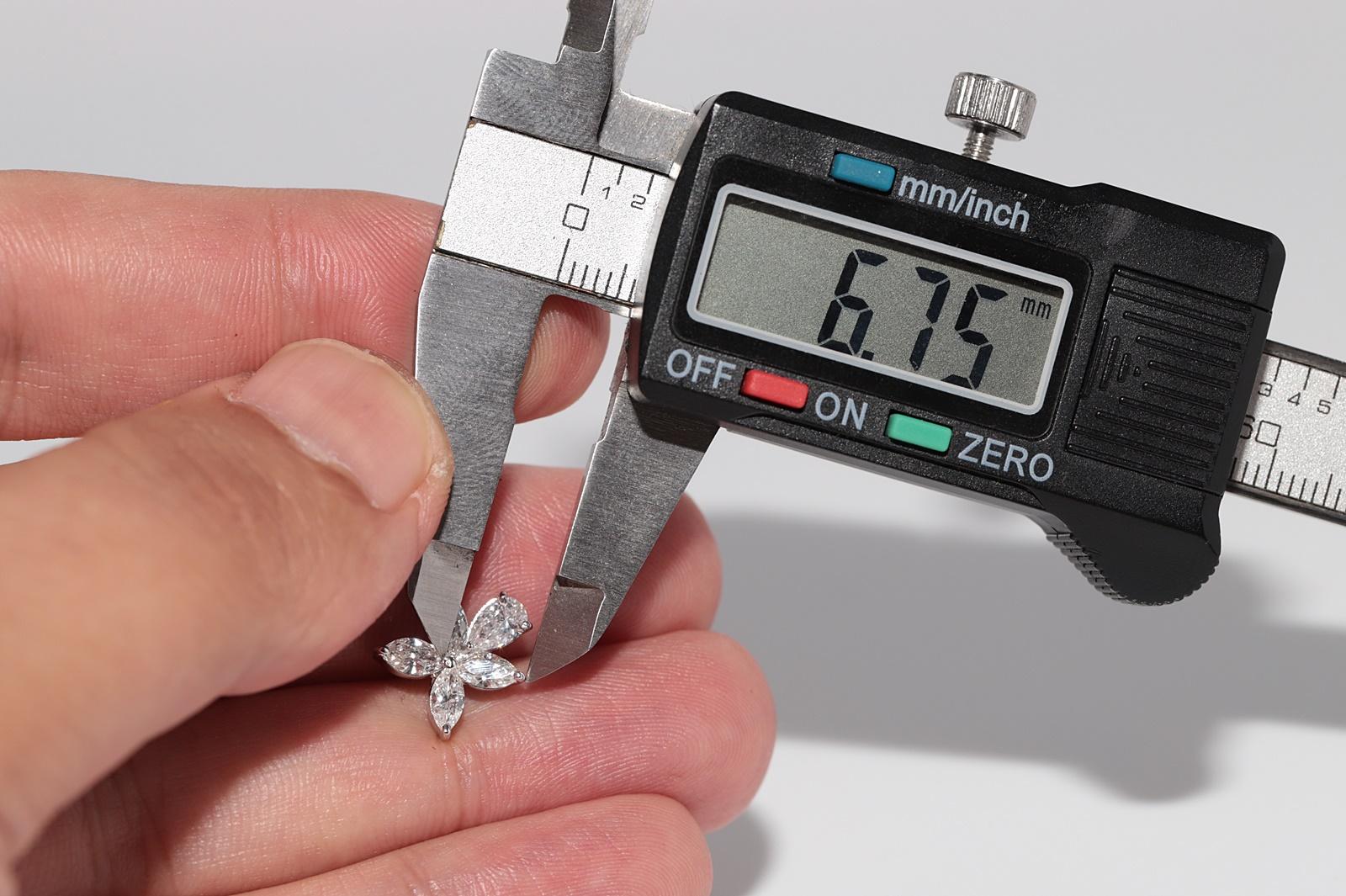 Boucles d'oreilles en or 18k ornées de diamants naturels taillés en marquise et en poire en vente 5