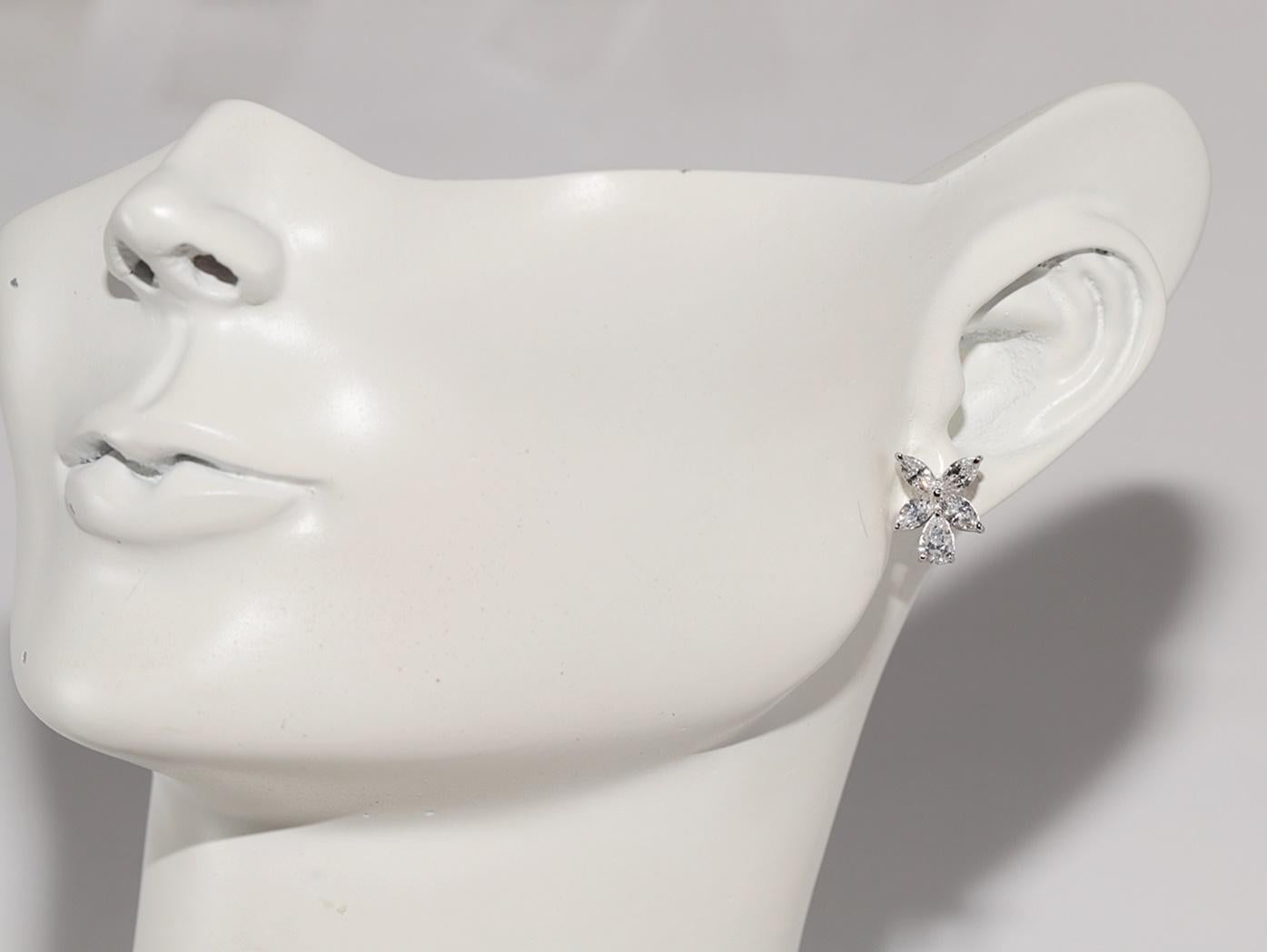 Boucles d'oreilles en or 18k ornées de diamants naturels taillés en marquise et en poire en vente 7