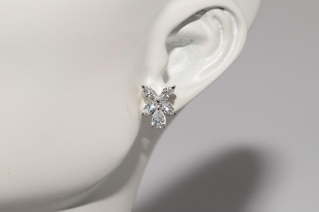 Boucles d'oreilles en or 18k ornées de diamants naturels taillés en marquise et en poire en vente 8