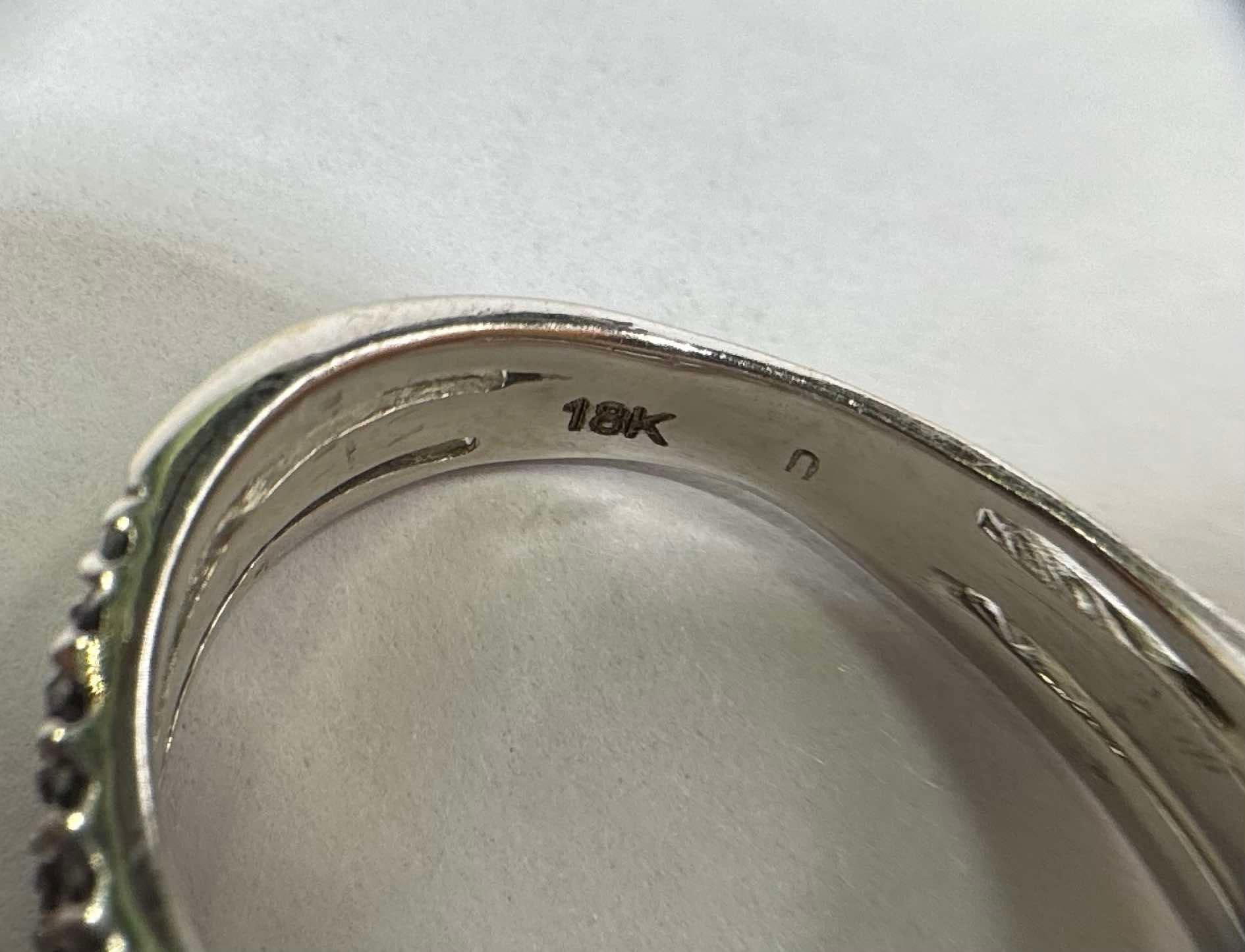 In sehr gutem Zustand.
Das Gesamtgewicht beträgt 7 Gramm.
Insgesamt ist der Diamant im Marquise-Schliff etwa 3,30 ct.
Insgesamt ist der schwarze Diamant 0,60 ct.
Der Diamant im Marquise-Schliff hat die Farbe G-H und die Reinheit vvs-vs.
Ringgröße