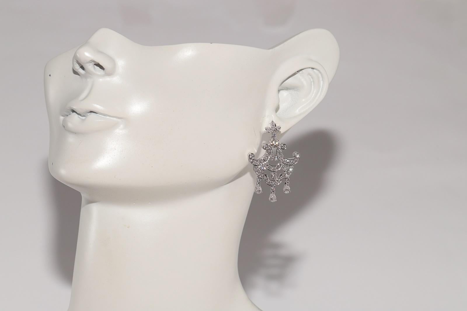 Boucle d'oreille pendante en or 18k avec diamant naturel taillé en poire et brillant en vente 10