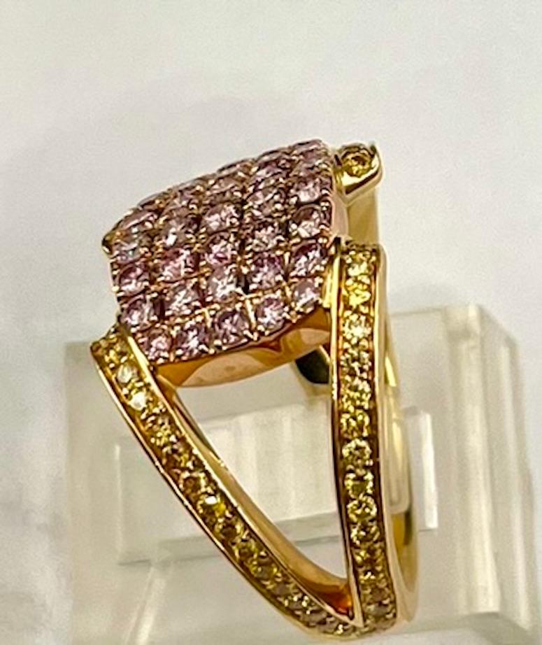 18 Karat Gold Ring mit natürlichen rosa und gelben Diamanten (Rundschliff) im Angebot