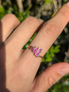Ring aus 18-karätigem Gold mit naturfarbenen rosa Rubinen im Quadratschliff, dreireihige Kanalfassung, Größe N / 6,5
