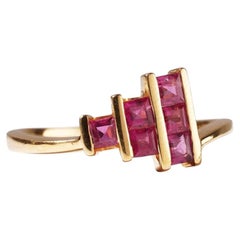 Ring aus 18-karätigem Gold mit naturfarbenen rosa Rubinen im Quadratschliff, dreireihige Kanalfassung, Größe N / 6,5