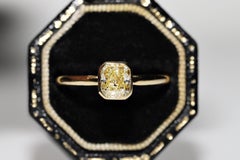 Anillo solitario decorado con diamantes naturales talla radiante de oro de 18k