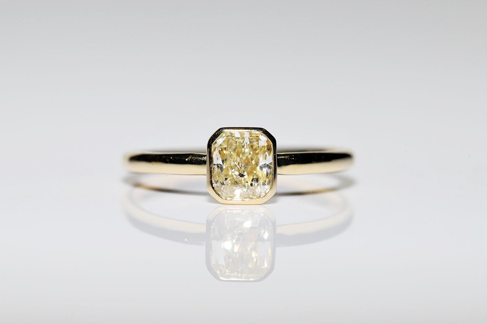  18k Gold Natural Radiant Cut Diamond Decorated Solitaire Ring In Good Condition For Sale In Fatih/İstanbul, 34