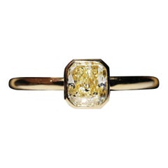 Anillo solitario decorado con diamantes naturales talla radiante de oro de 18k