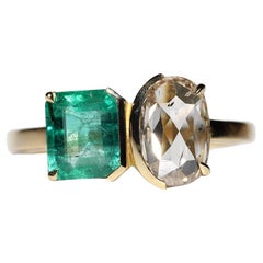 Anillo de Oro de 18 K Decorado con Diamantes Naturales talla Rosa y Esmeraldas