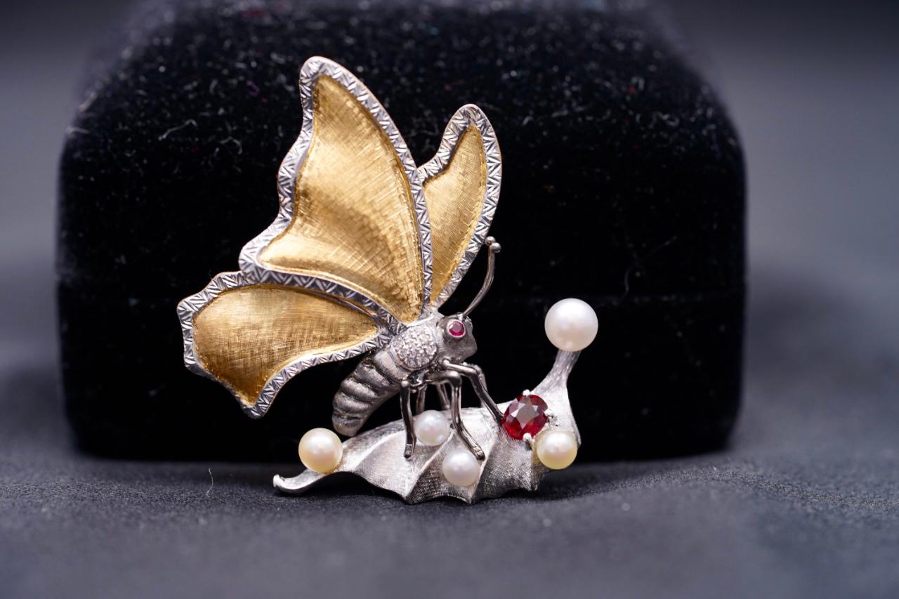 18K Gold Natürlicher Rubin & Diamant Schmetterling & Blatt-Anhänger Brosche im Zustand „Neu“ im Angebot in Kowloon, HK