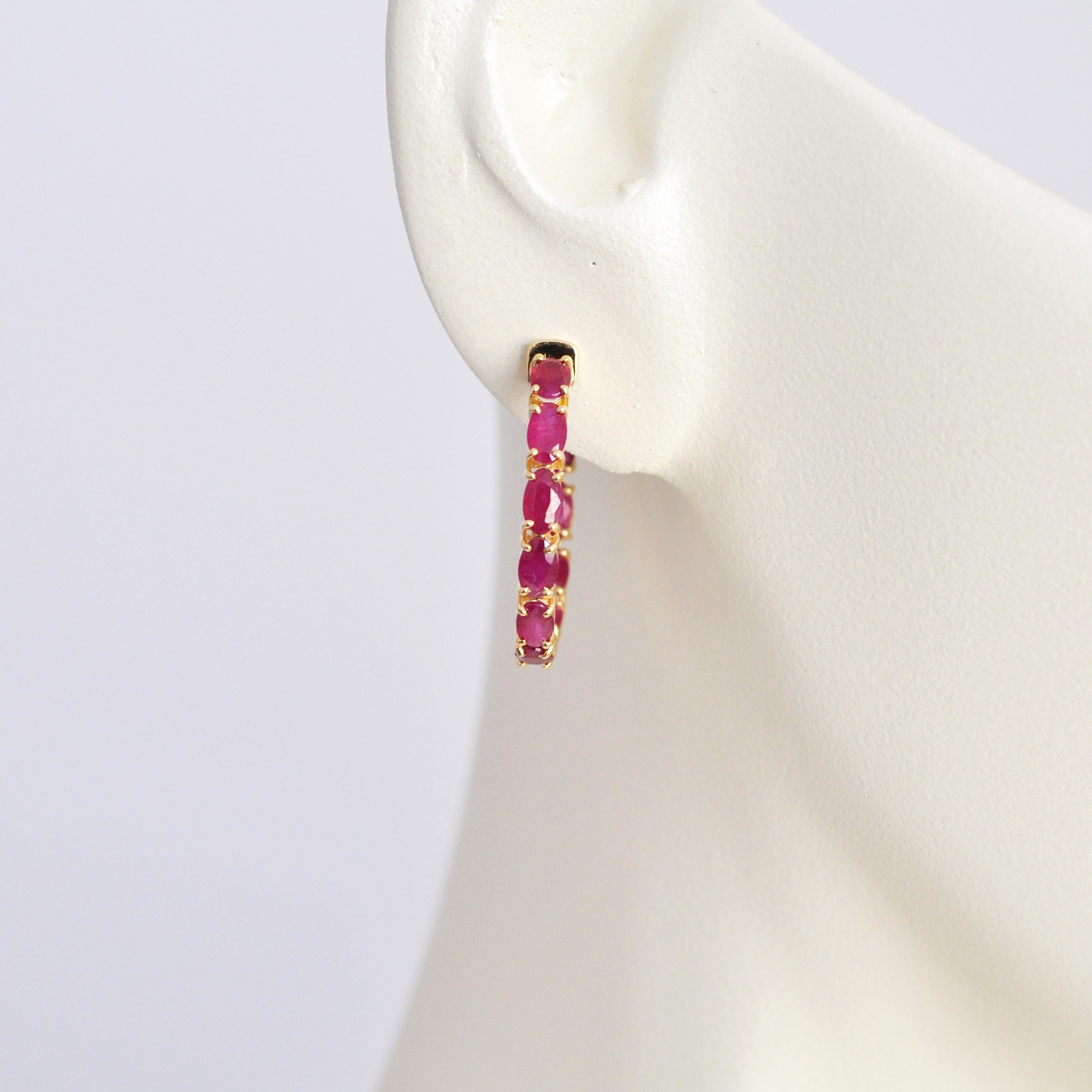 18K Gold Natural Ruby 5x3 MM Oval Hoop Earrings In New Condition For Sale In Jaipur, Rajasthan