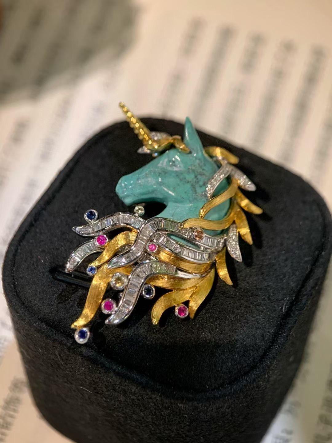 Round Cut 18K Gold Natural Turquoise Unicorn-Shaped Brooch with Diamonds For Sale